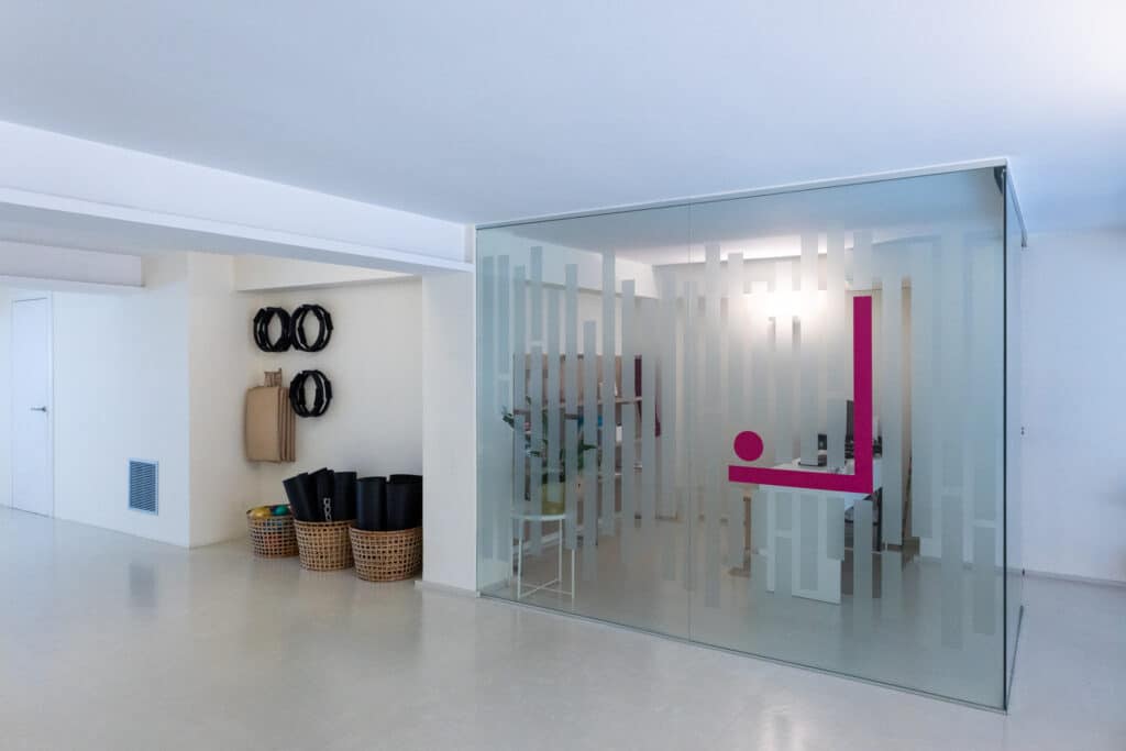 Sala para pilates mat, suelo y pared en Pilates Santiago.